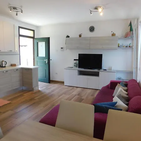 Haus Am See Holiday home Porto Valtravaglia